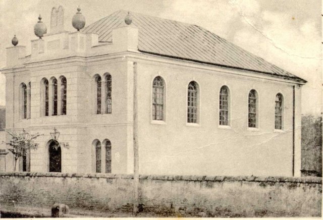 A kisbéri zsinagóga képeslapon (Forrás: MZSL)
